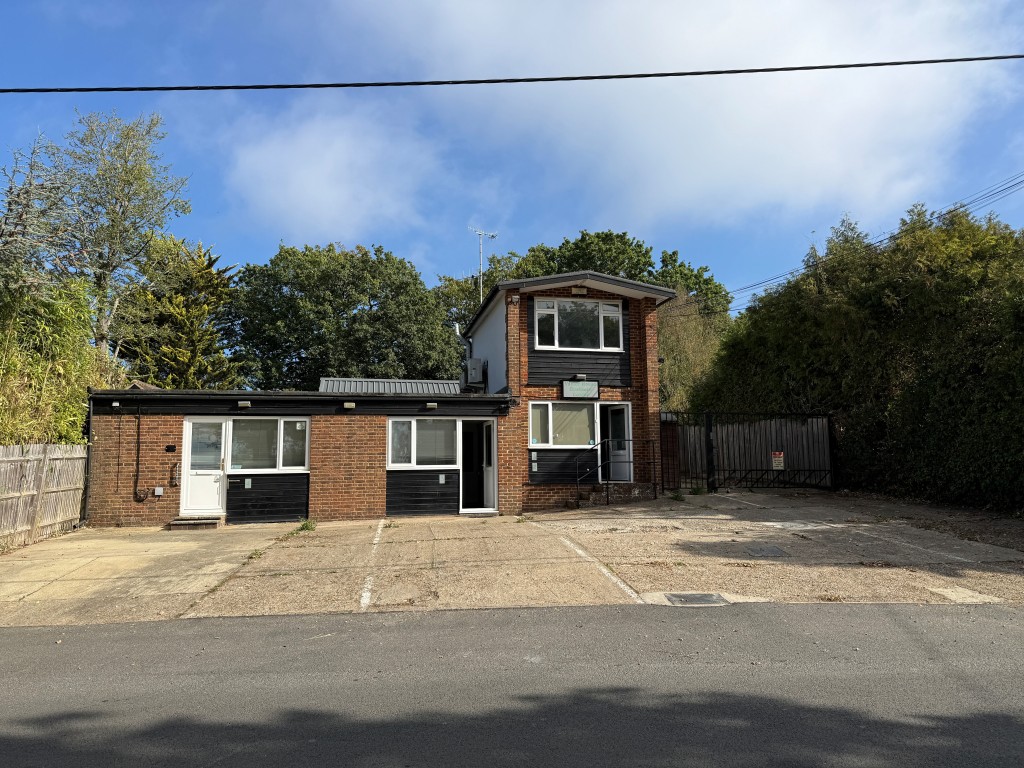 Lot: 11 - DETACHED PROPERTY ARRANGED AS OFFICES AND GARAGES WITH POTENTIAL - Front elevation of property with parking and driveway
